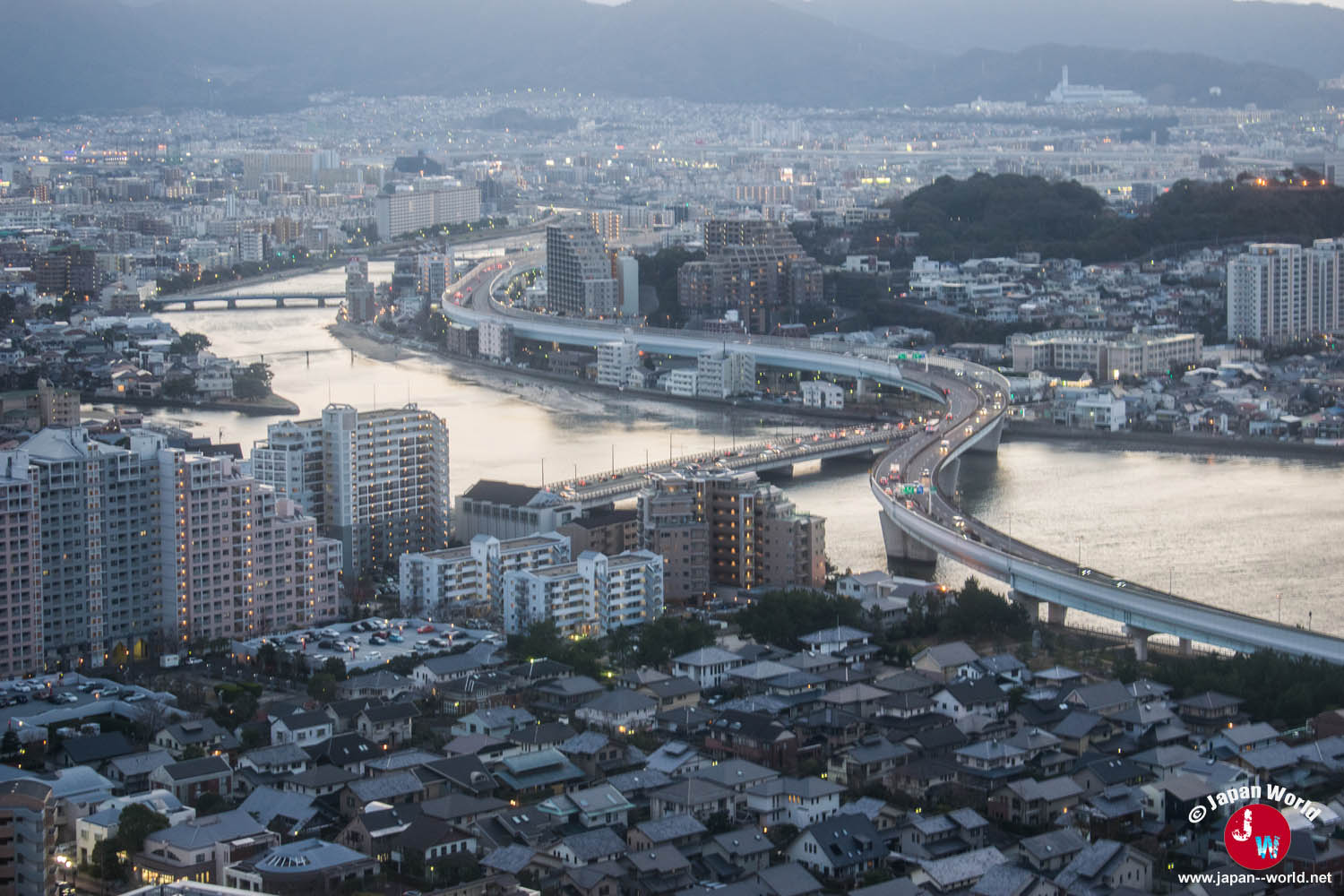 Vue sur la rivière Muromi et les quartiers ouest de Fukuoka depuis la tour